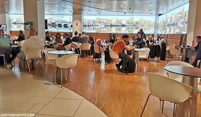 KLM Crown Lounge 25 dining area