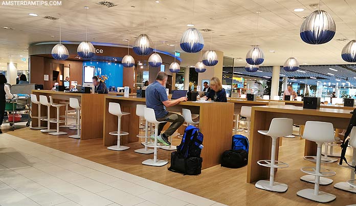 KLM Crown Lounge 25 - worktables and stools