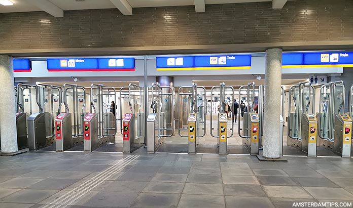 amstel station gate barriers
