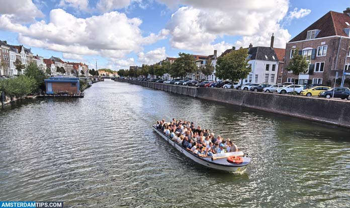 middelburg rondvaart - canal tour boat at binnenhaven
