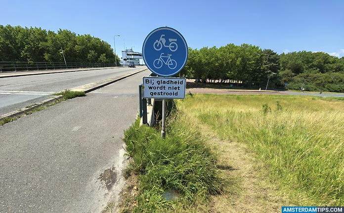 cycle lane on Houtribsluisbrug Lelystad