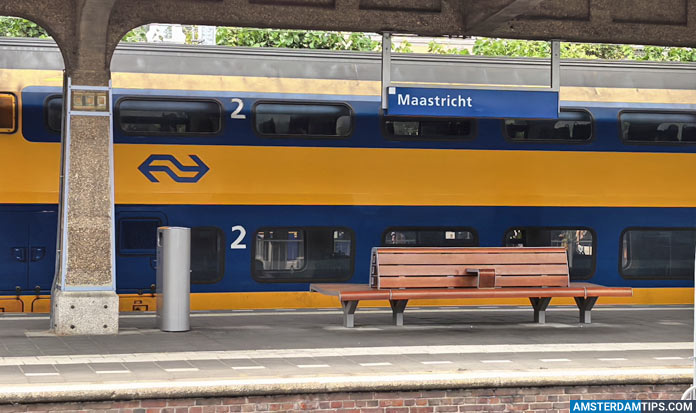 maastricht station - ns intercity train