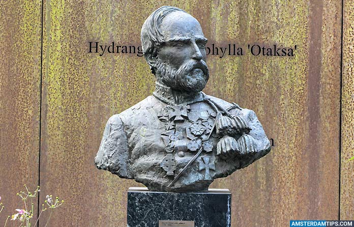 siebold bust in the garden of sieboldhuis leiden